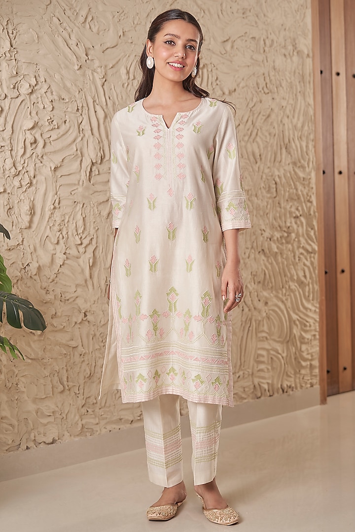 Ivory Chanderi Floral Embroidered Kurta Set by Samatvam By Anjali Bhaskar at Pernia's Pop Up Shop
