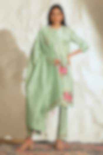 Pastel Green Chanderi Floral Embroidered Kurta Set by Samatvam By Anjali Bhaskar at Pernia's Pop Up Shop