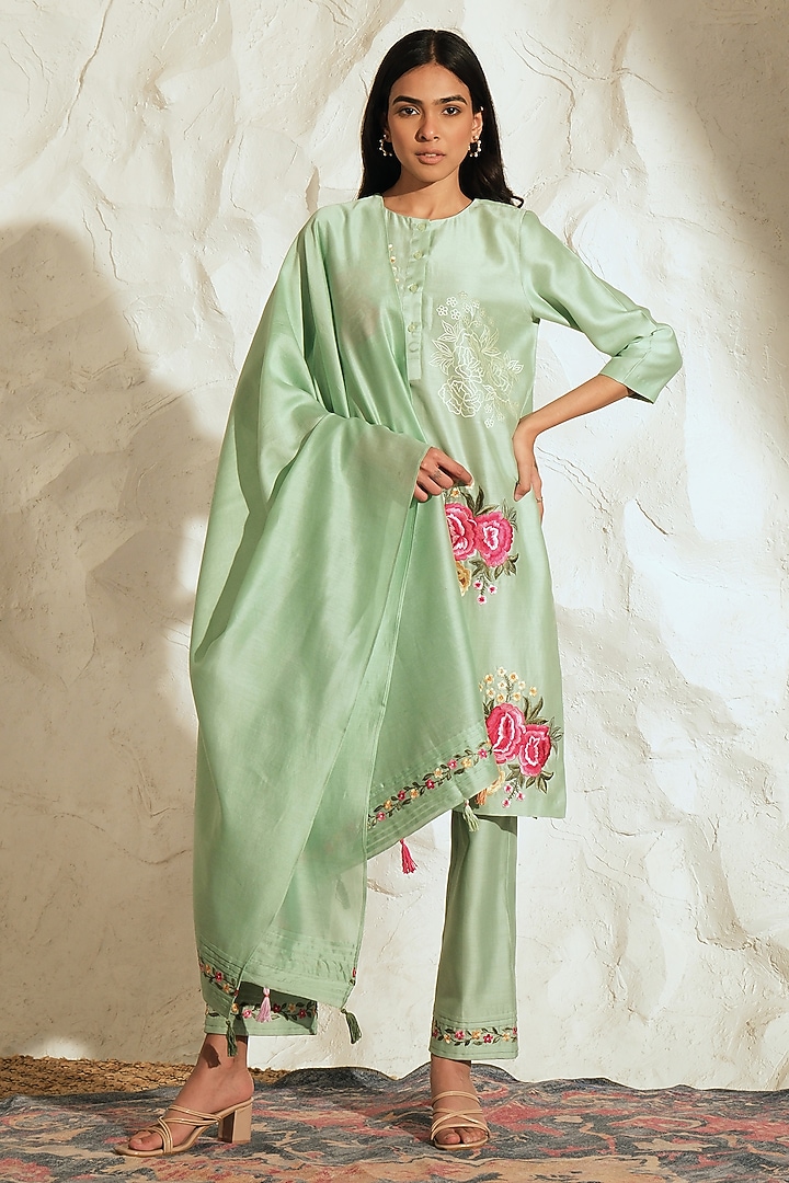 Pastel Green Chanderi Floral Embroidered Kurta Set by Samatvam By Anjali Bhaskar at Pernia's Pop Up Shop