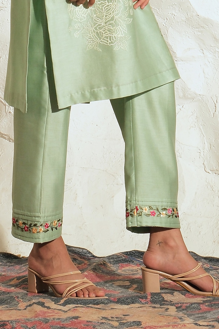 Pastel Green Chanderi Floral Embroidered Kurta Set by Samatvam By Anjali Bhaskar at Pernia's Pop Up Shop