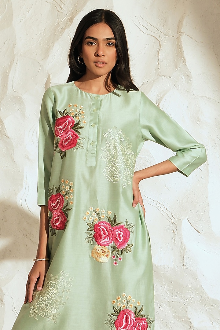Pastel Green Chanderi Floral Embroidered Kurta Set by Samatvam By Anjali Bhaskar at Pernia's Pop Up Shop
