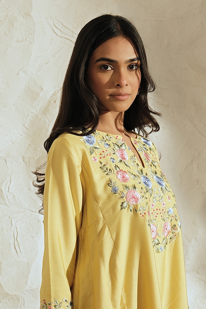 Yellow Cotton Silk Floral Embroidered Kurta Set by Samatvam By Anjali Bhaskar at Pernia's Pop Up Shop