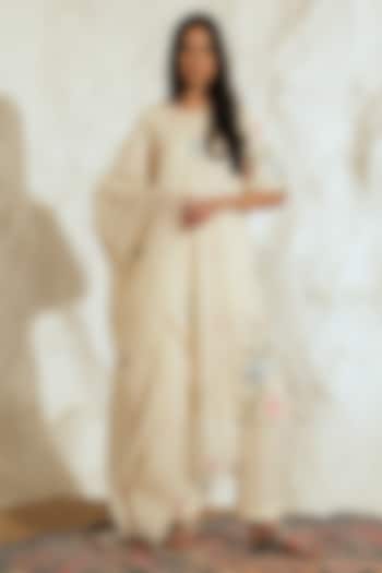 White Mul Mul Floral Embroidered Kurta Set by Samatvam By Anjali Bhaskar at Pernia's Pop Up Shop