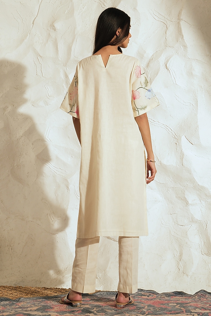 White Mul Mul Floral Embroidered Kurta Set by Samatvam By Anjali Bhaskar at Pernia's Pop Up Shop