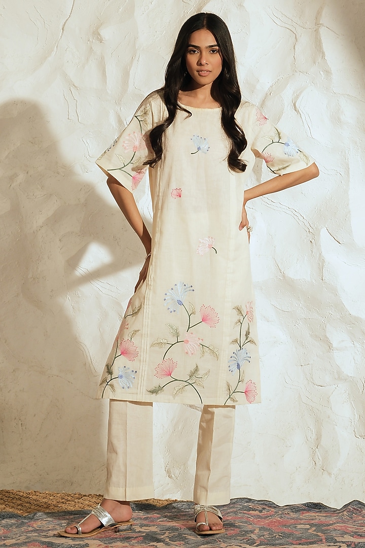 White Mul Mul Floral Embroidered Kurta Set by Samatvam By Anjali Bhaskar at Pernia's Pop Up Shop