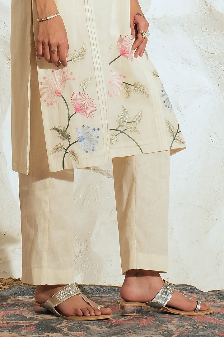 White Mul Mul Floral Embroidered Kurta Set by Samatvam By Anjali Bhaskar at Pernia's Pop Up Shop