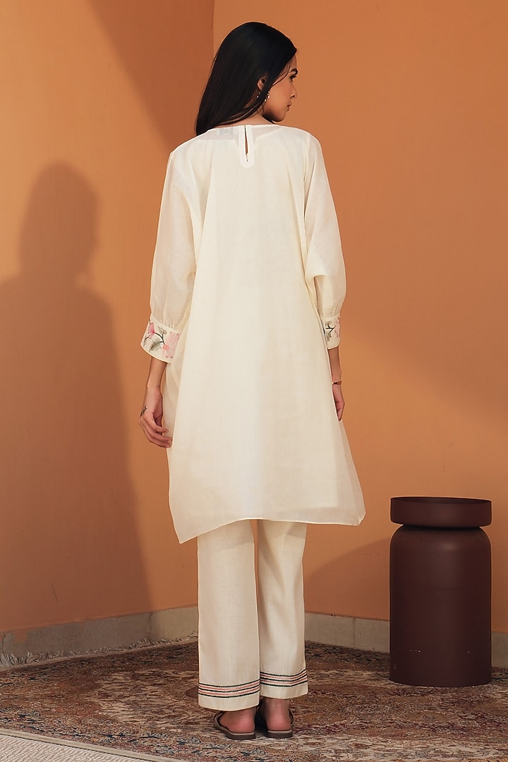 White Mul Mul Floral Embroidered Kaftan Set by Samatvam By Anjali Bhaskar at Pernia's Pop Up Shop