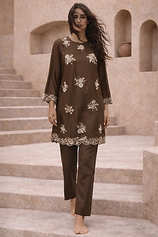 Brown Chanderi Embroidered Kurta Set by Samatvam By Anjali Bhaskar