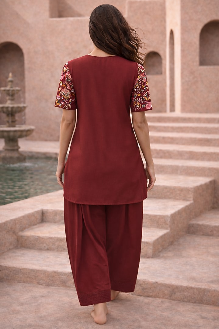 Maroon Chanderi Thread Embroidered Kurta Set by Samatvam By Anjali Bhaskar at Pernia's Pop Up Shop