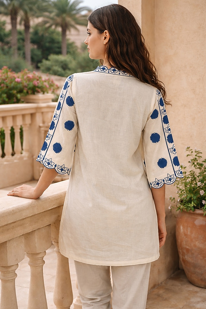 White Mulmul Thread Embroidered Kurta Set by Samatvam By Anjali Bhaskar at Pernia's Pop Up Shop