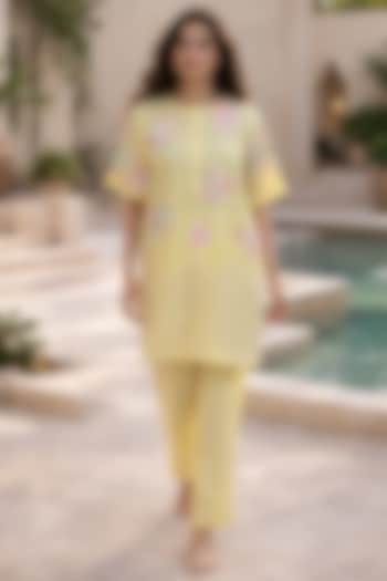 Lemon Yellow Chanderi Thread Embroidered Kurta Set by Samatvam By Anjali Bhaskar at Pernia's Pop Up Shop