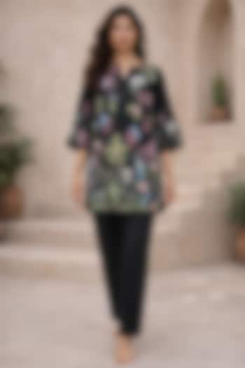 Black Chanderi Thread Embroidered Kurta Set by Samatvam By Anjali Bhaskar at Pernia's Pop Up Shop