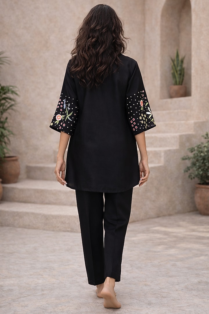 Black Chanderi Thread Embroidered Kurta Set by Samatvam By Anjali Bhaskar at Pernia's Pop Up Shop