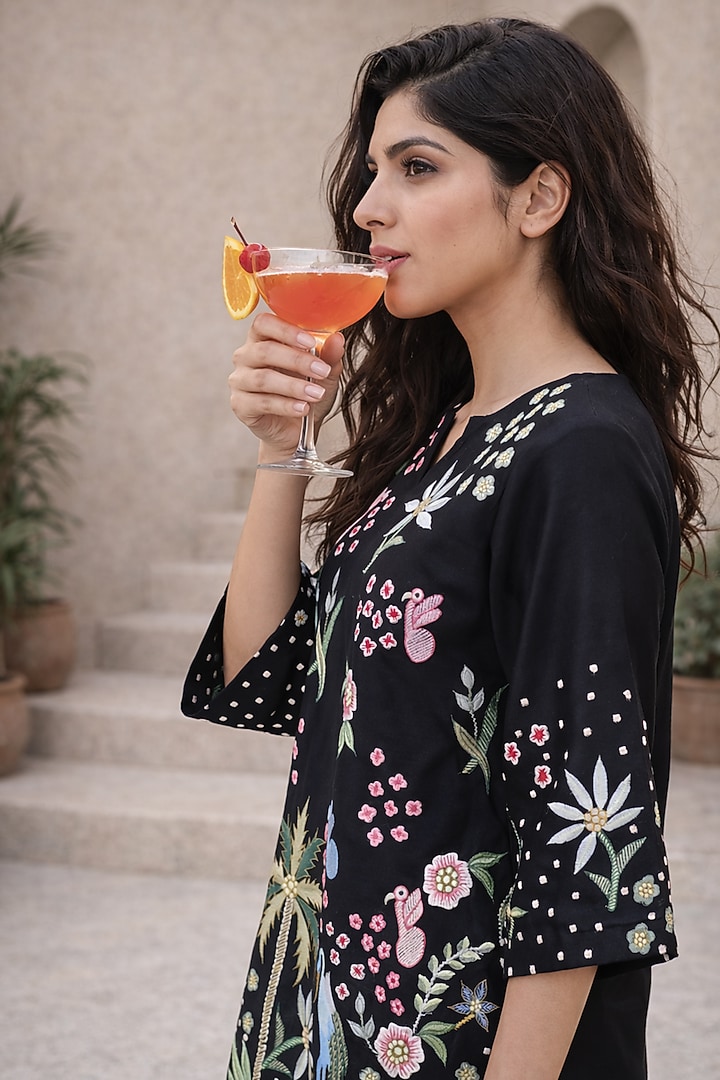 Black Chanderi Thread Embroidered Kurta Set by Samatvam By Anjali Bhaskar at Pernia's Pop Up Shop