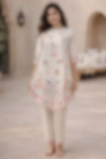 Ivory Mulmul Thread Embroidered Kurta Set by Samatvam By Anjali Bhaskar at Pernia's Pop Up Shop