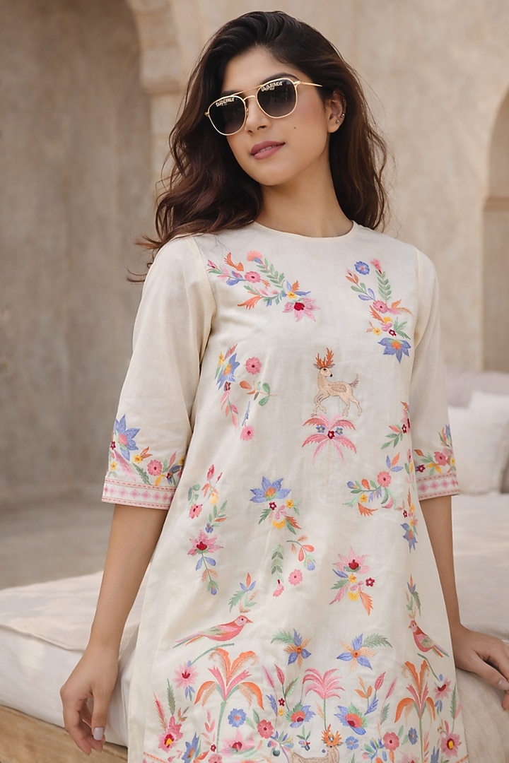 Ivory Mulmul Thread Embroidered Kurta Set by Samatvam By Anjali Bhaskar at Pernia's Pop Up Shop
