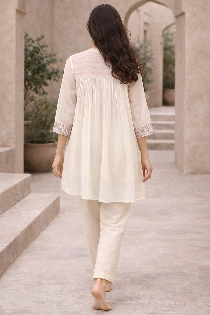 Ivory Mulmul Thread Embroidered Kurta Set by Samatvam By Anjali Bhaskar at Pernia's Pop Up Shop