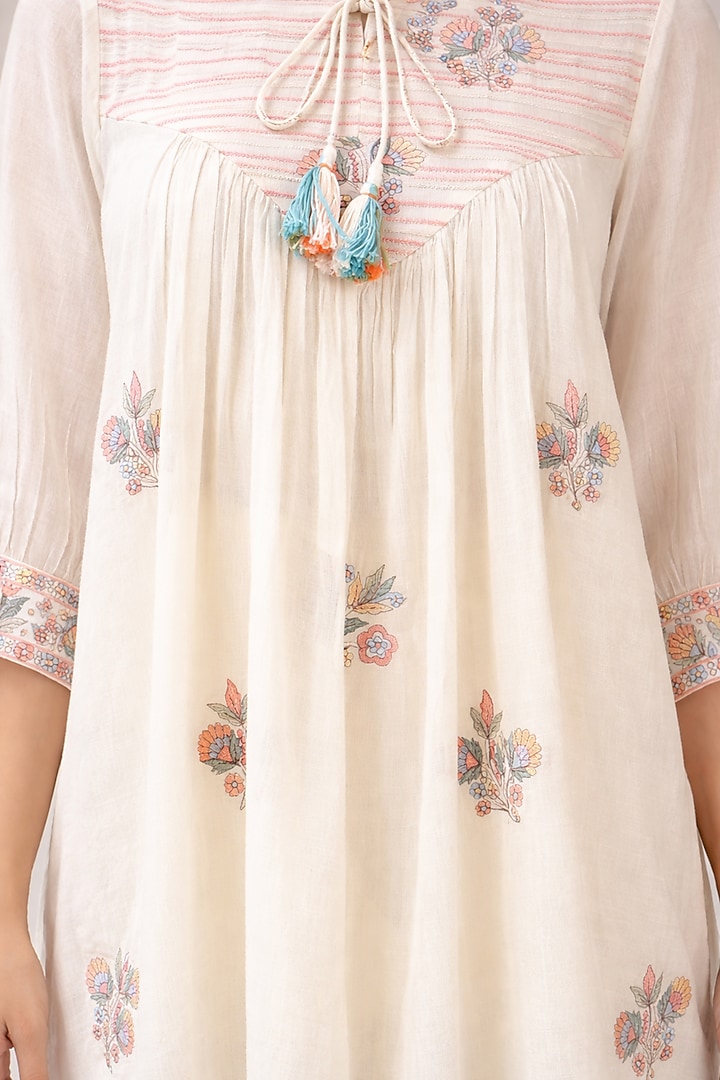 Ivory Mulmul Thread Embroidered Kurta Set by Samatvam By Anjali Bhaskar at Pernia's Pop Up Shop