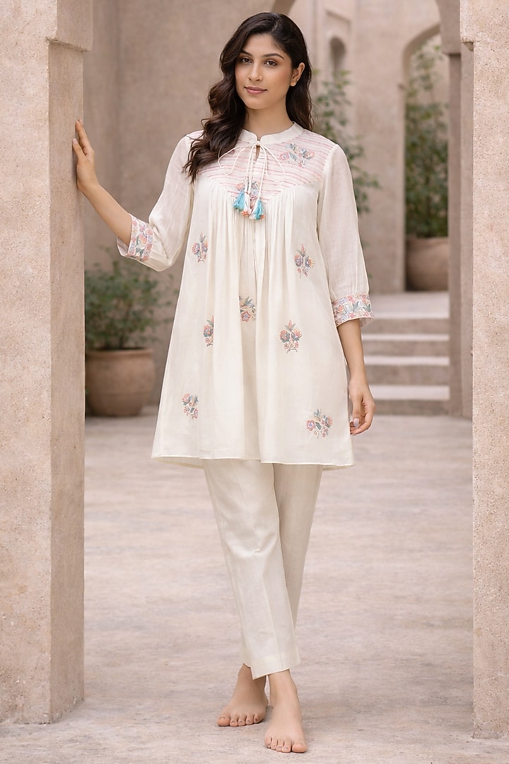 Ivory Mulmul Thread Embroidered Kurta Set by Samatvam By Anjali Bhaskar at Pernia's Pop Up Shop