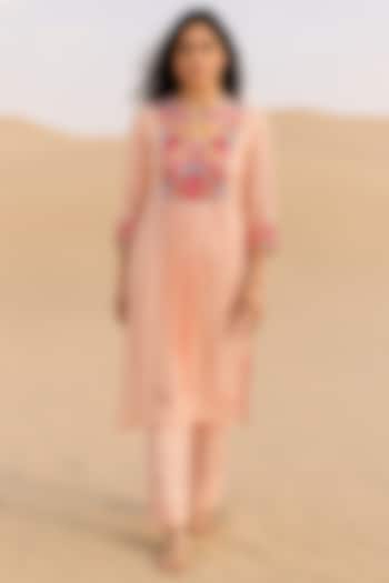 Peach Chanderi Floral Embroidered Kurta Set by Samatvam By Anjali Bhaskar at Pernia's Pop Up Shop