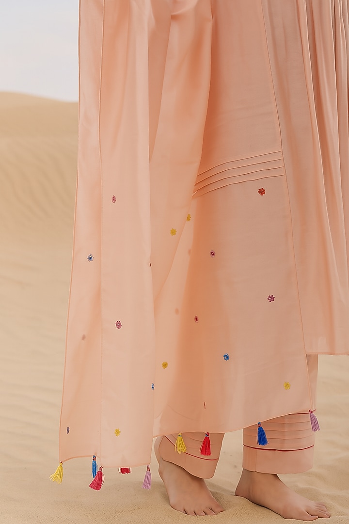 Peach Chanderi Floral Embroidered Kurta Set by Samatvam By Anjali Bhaskar at Pernia's Pop Up Shop