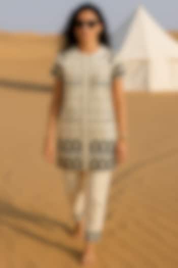 White Chanderi Thread Embroidered Straight Kurta Set by Samatvam By Anjali Bhaskar at Pernia's Pop Up Shop