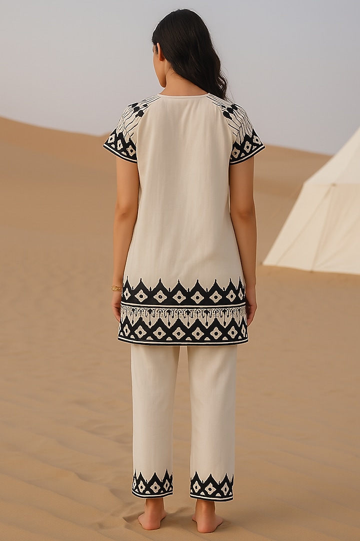 White Chanderi Thread Embroidered Straight Kurta Set by Samatvam By Anjali Bhaskar at Pernia's Pop Up Shop