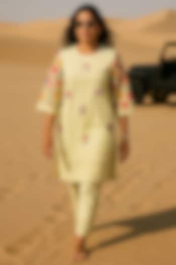 Lemon Yellow Chanderi Floral Embroidered Straight Kurta Set by Samatvam By Anjali Bhaskar at Pernia's Pop Up Shop