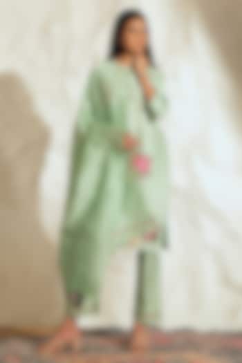 Green Chanderi Floral Embroidered Kurta Set by Samatvam By Anjali Bhaskar at Pernia's Pop Up Shop