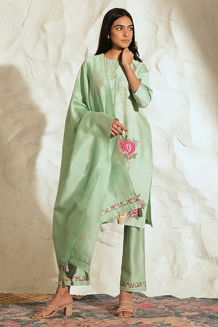 Green Chanderi Floral Embroidered Kurta Set by Samatvam By Anjali Bhaskar at Pernia's Pop Up Shop