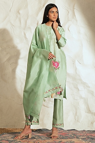 Green Chanderi Floral Embroidered Kurta Set by Samatvam By Anjali Bhaskar