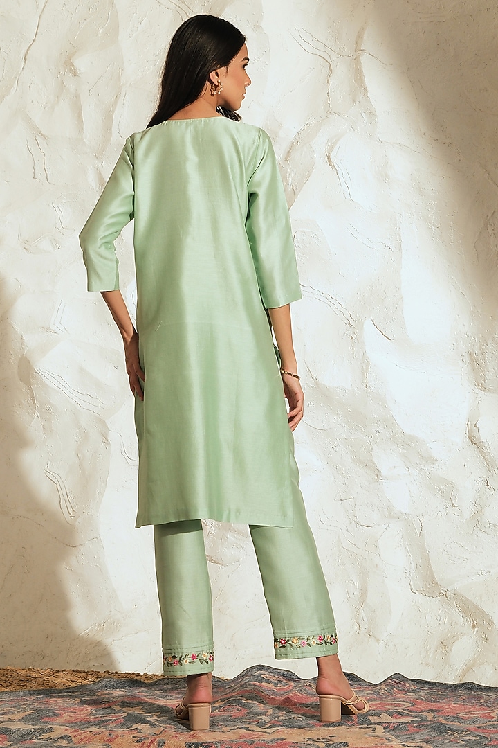 Green Chanderi Floral Embroidered Kurta Set by Samatvam By Anjali Bhaskar at Pernia's Pop Up Shop