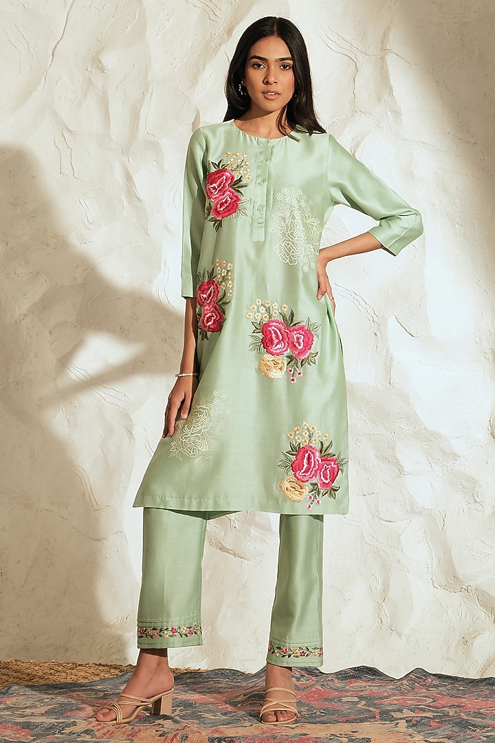 Green Chanderi Floral Embroidered Kurta Set by Samatvam By Anjali Bhaskar at Pernia's Pop Up Shop