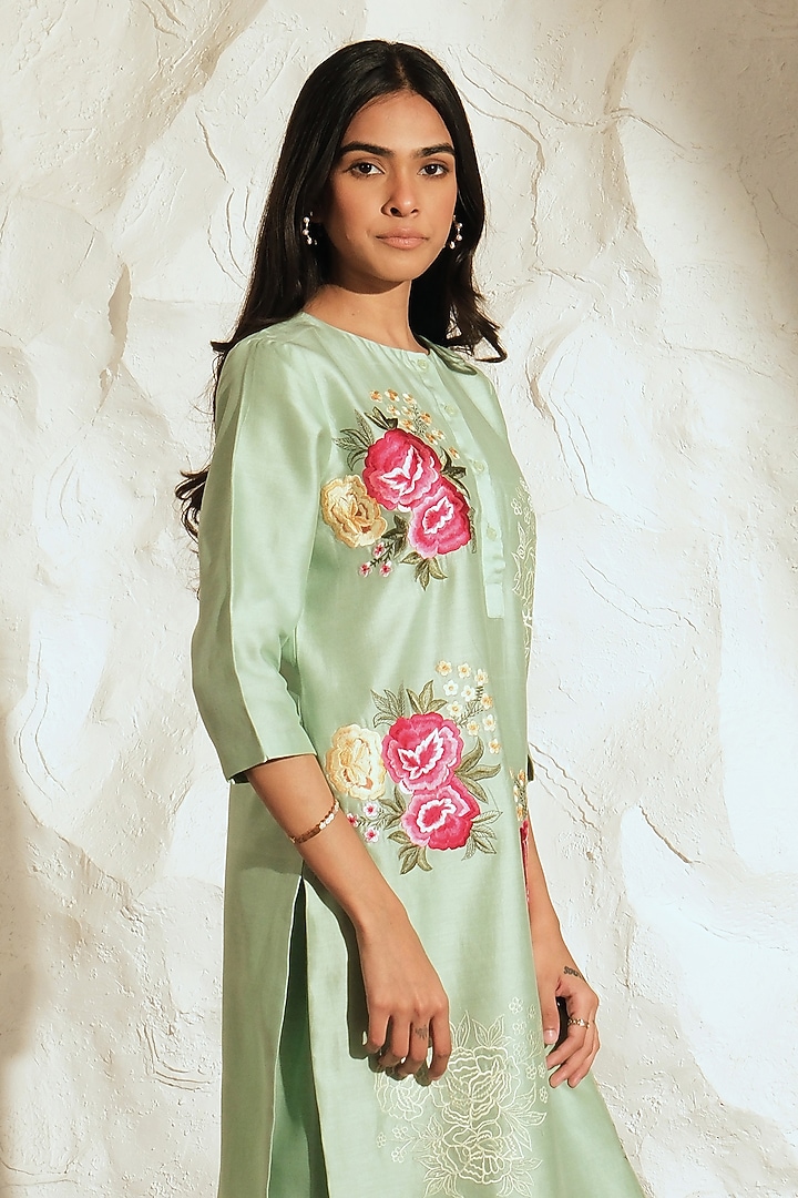 Green Chanderi Floral Embroidered Kurta Set by Samatvam By Anjali Bhaskar at Pernia's Pop Up Shop