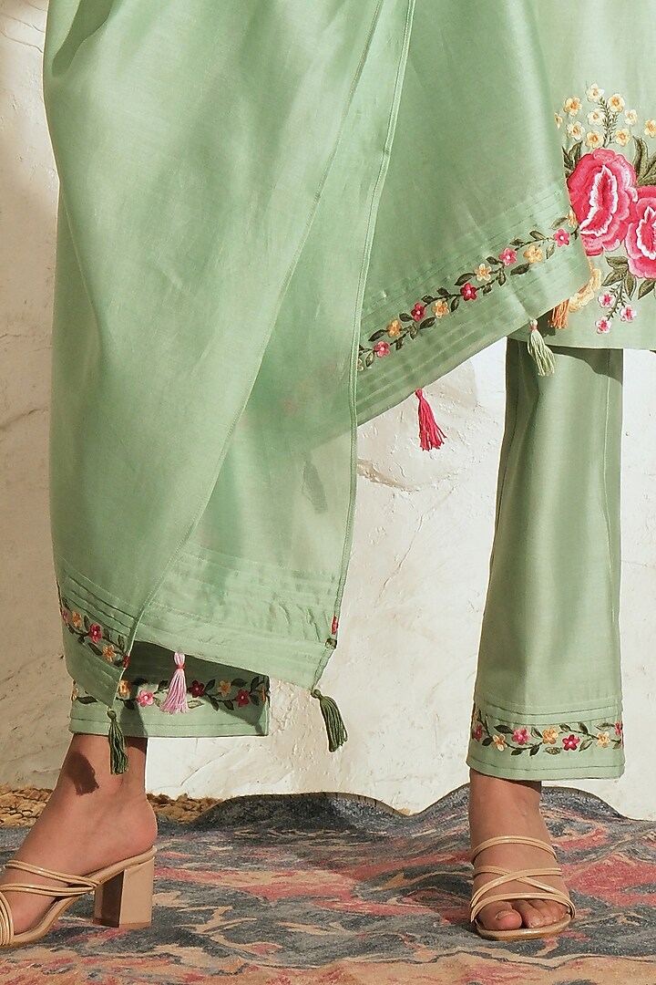 Green Chanderi Floral Embroidered Kurta Set by Samatvam By Anjali Bhaskar at Pernia's Pop Up Shop
