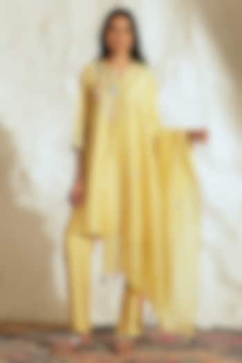 Yellow Cotton Silk Floral Embroidered Kurta Set by Samatvam By Anjali Bhaskar at Pernia's Pop Up Shop