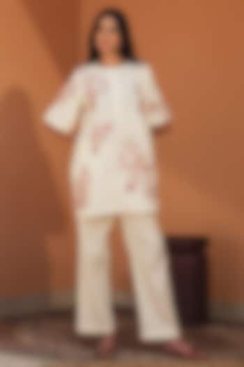 Ivory Mul Mul Floral Embroidered Kurta Set by Samatvam By Anjali Bhaskar at Pernia's Pop Up Shop