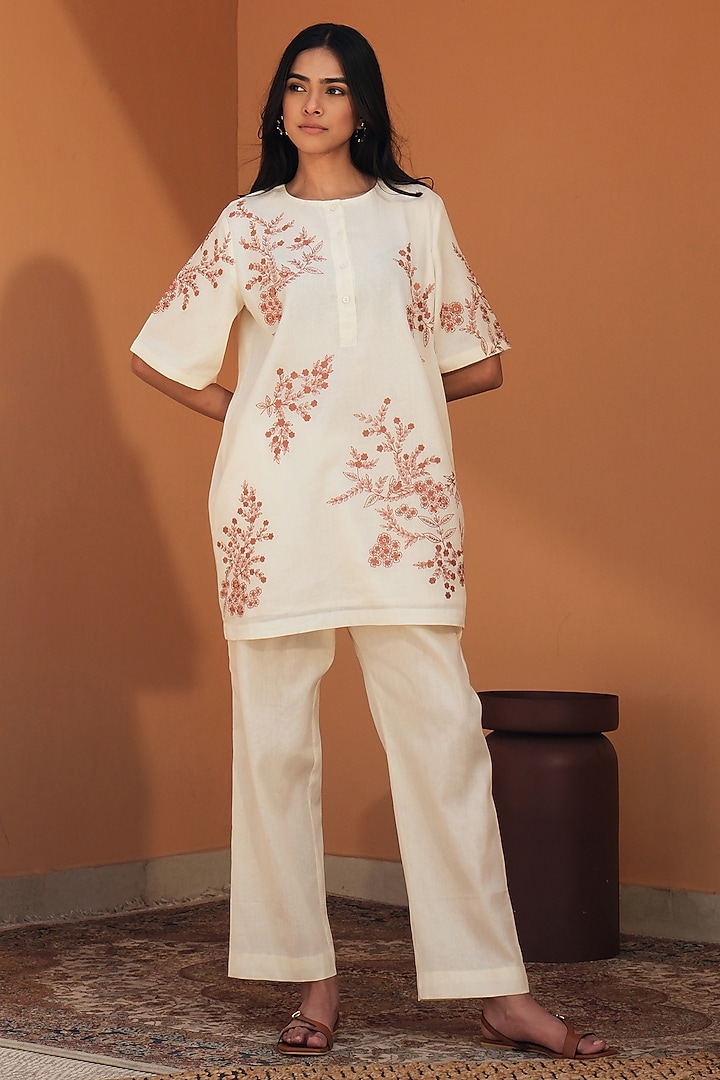 Ivory Mul Mul Floral Embroidered Kurta Set by Samatvam By Anjali Bhaskar at Pernia's Pop Up Shop