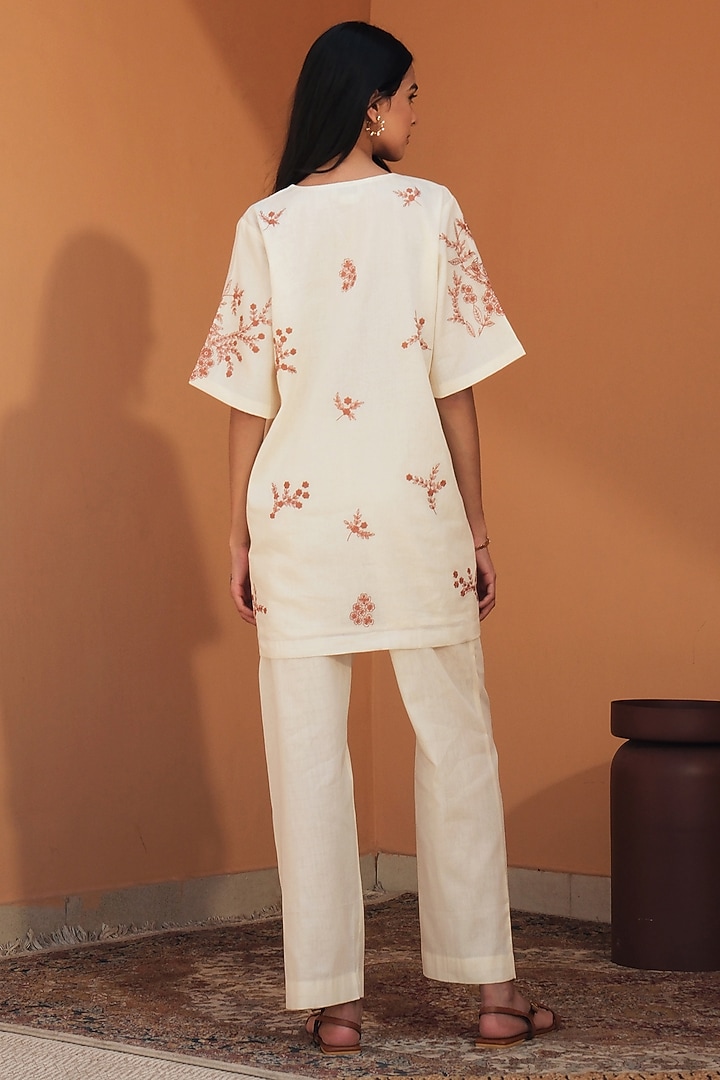 Ivory Mul Mul Floral Embroidered Kurta Set by Samatvam By Anjali Bhaskar at Pernia's Pop Up Shop