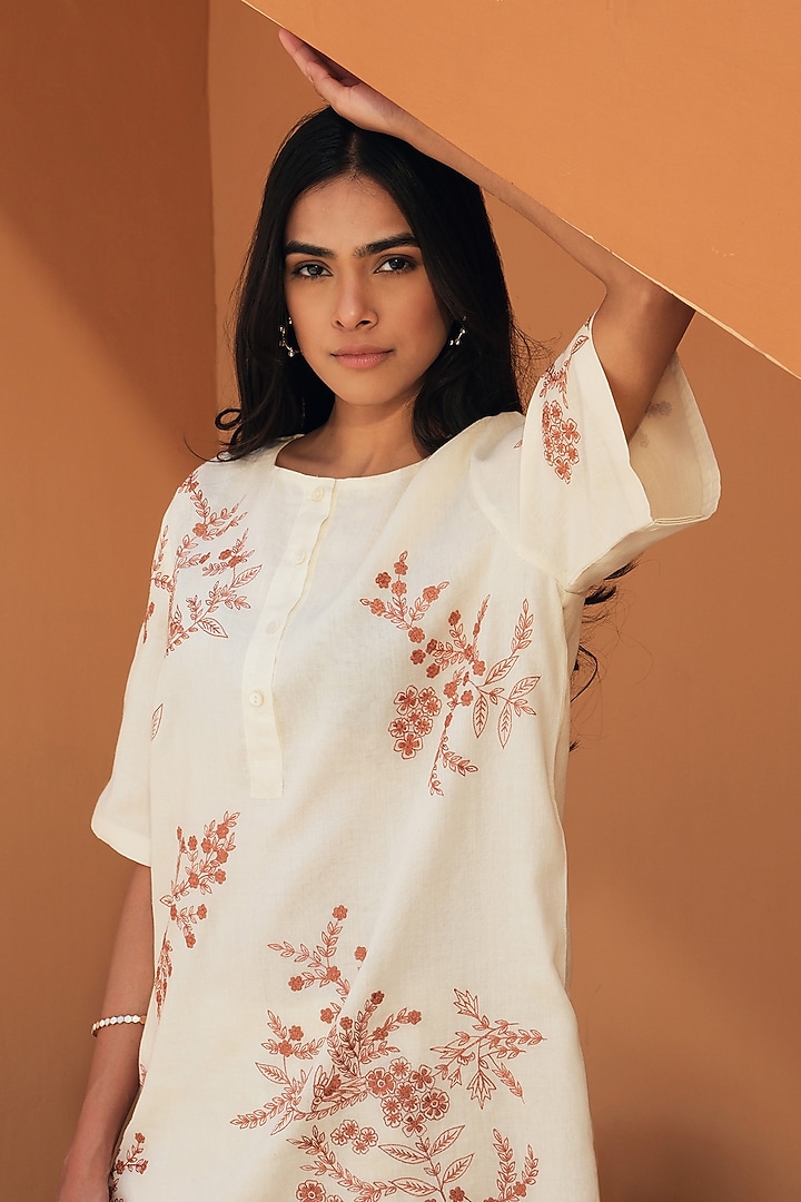 Ivory Mul Mul Floral Embroidered Kurta Set by Samatvam By Anjali Bhaskar at Pernia's Pop Up Shop