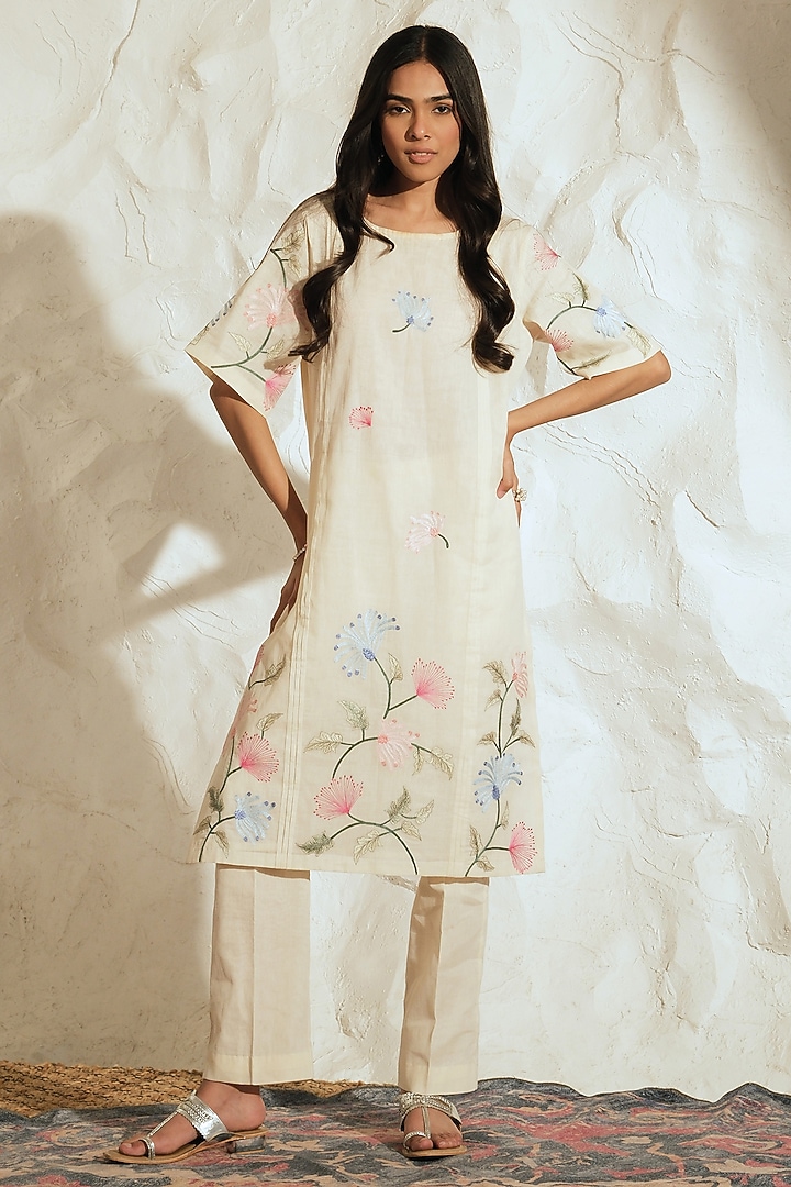 Ivory Mul Mul Floral Embroidered Kurta Set by Samatvam By Anjali Bhaskar at Pernia's Pop Up Shop