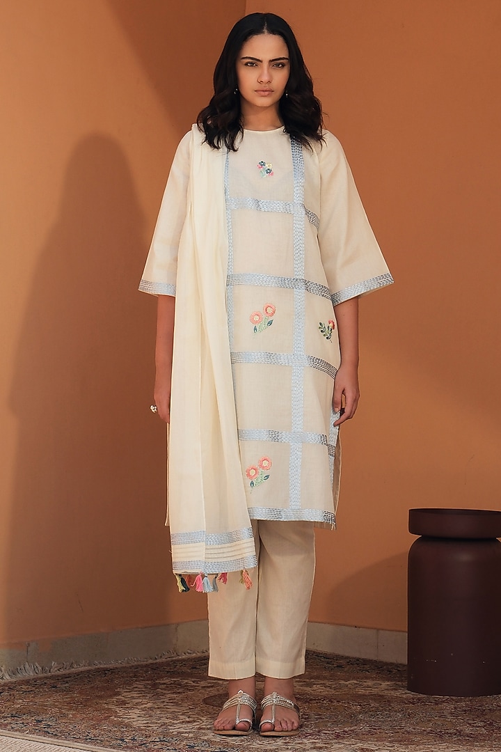 Ivory Mul Mul Floral Embroidered Kurta Set by Samatvam By Anjali Bhaskar at Pernia's Pop Up Shop