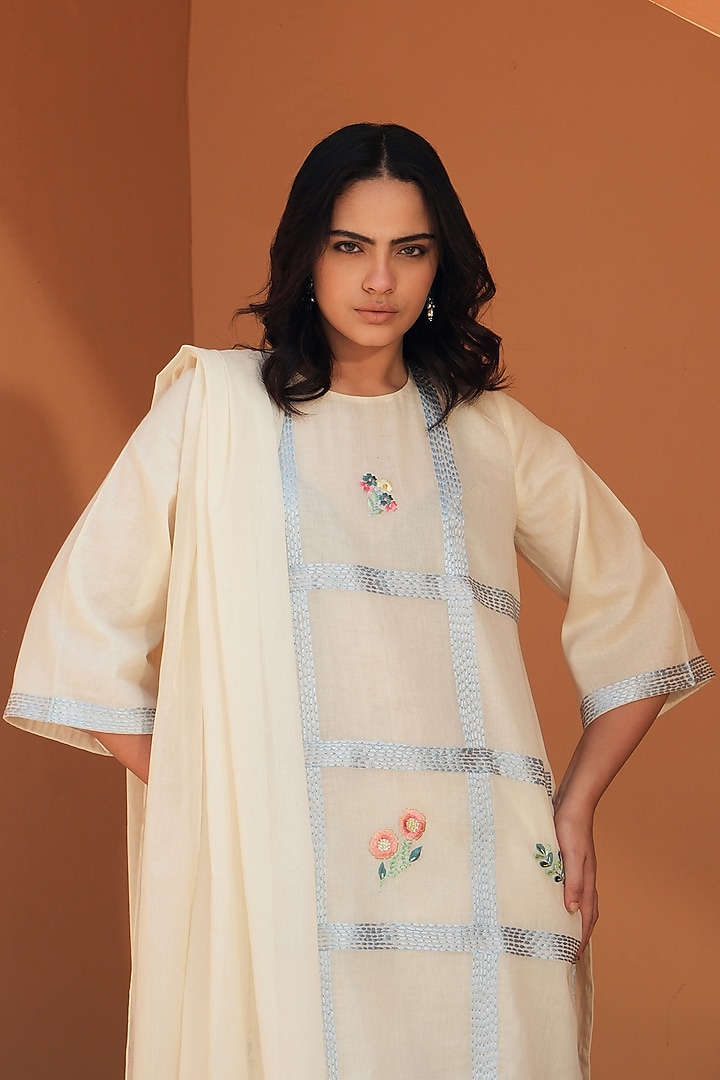 Ivory Mul Mul Floral Embroidered Kurta Set by Samatvam By Anjali Bhaskar at Pernia's Pop Up Shop