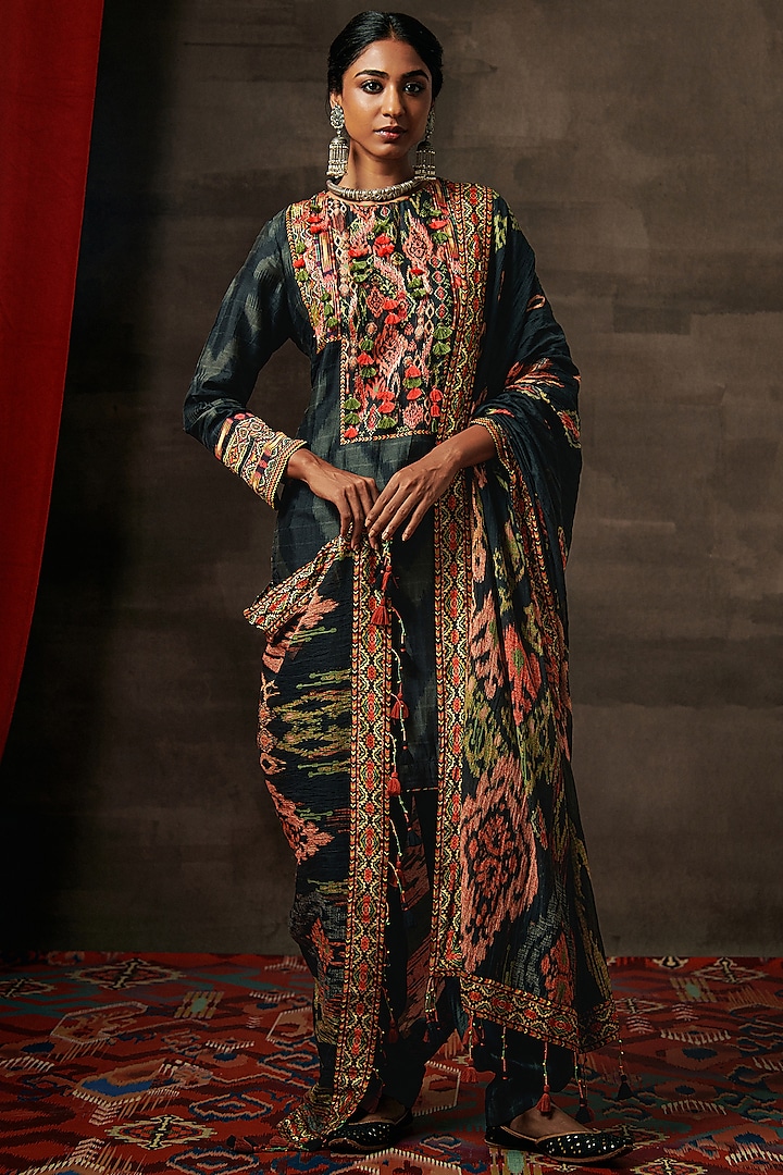 Black Raw Silk Printed & Zari Work Kurta Set by Saundh at Pernia's Pop Up Shop