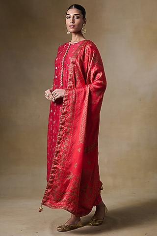 Red Chiniya Jacquard Silk Gota Embroidered Kurta Set by Saundh