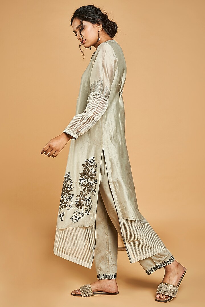 Grey Embroidered Kurta With Pants by Saundh at Pernia's Pop Up Shop