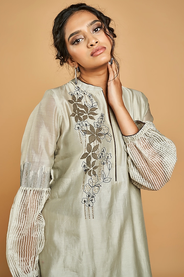 Grey Embroidered Kurta With Pants by Saundh at Pernia's Pop Up Shop