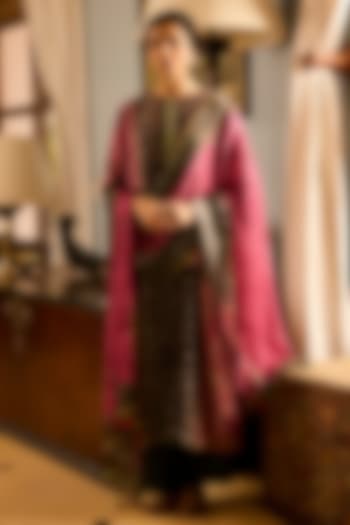 Pink Muslin Silk Printed & Resham Embroidered Kurta Set by Saundh at Pernia's Pop Up Shop