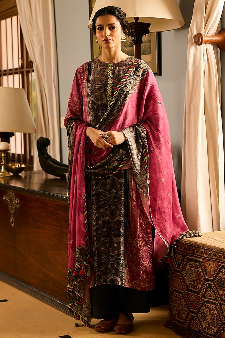 Pink Muslin Silk Printed & Resham Embroidered Kurta Set by Saundh at Pernia's Pop Up Shop