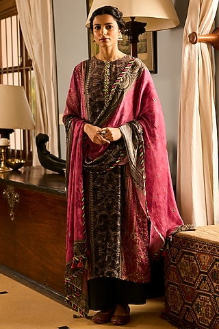 Pink Muslin Silk Printed & Resham Embroidered Kurta Set by Saundh